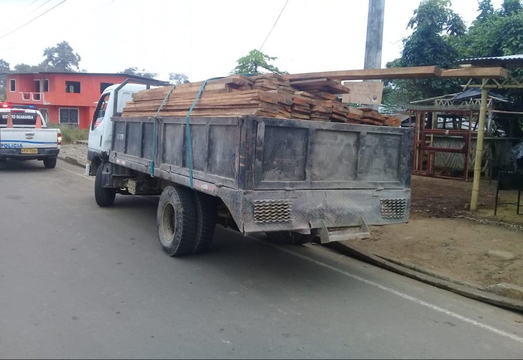 MAE_Zonal5's tweet photo. #Bolívar| En operativo de control en el sector de Camarón parroquia Salinas del cantón #Guaranda, se retuvo un vehículo que transportaba 5.78 m3 de madera sin los permisos  correspondientes. Se procederá de conformidad a la Normativa Ambiental Vigente. https://t.co/HOXD6o8pnE