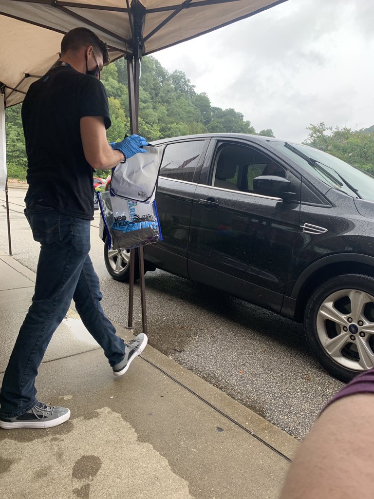 Handing out them swag bags! #lifeatatt #attemployee #huntington #huntingtonismclg