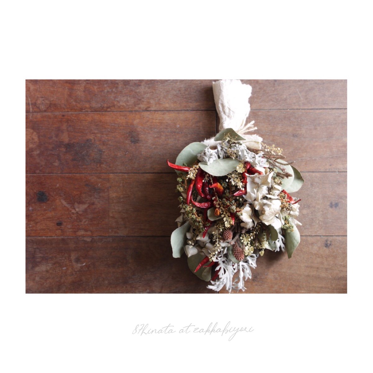 Zakkabiyori 9月のスワッグ 朝晩 虫の声は涼やかながら 日中は汗を拭う 夏を惜しみ 秋を恋う9月 季節の模様替えに 玄関やリビングの壁に ドライフラワーならではの楽しみ方で おうち時間に彩りを おはよう 花作家ひなた Flolist Arrangement