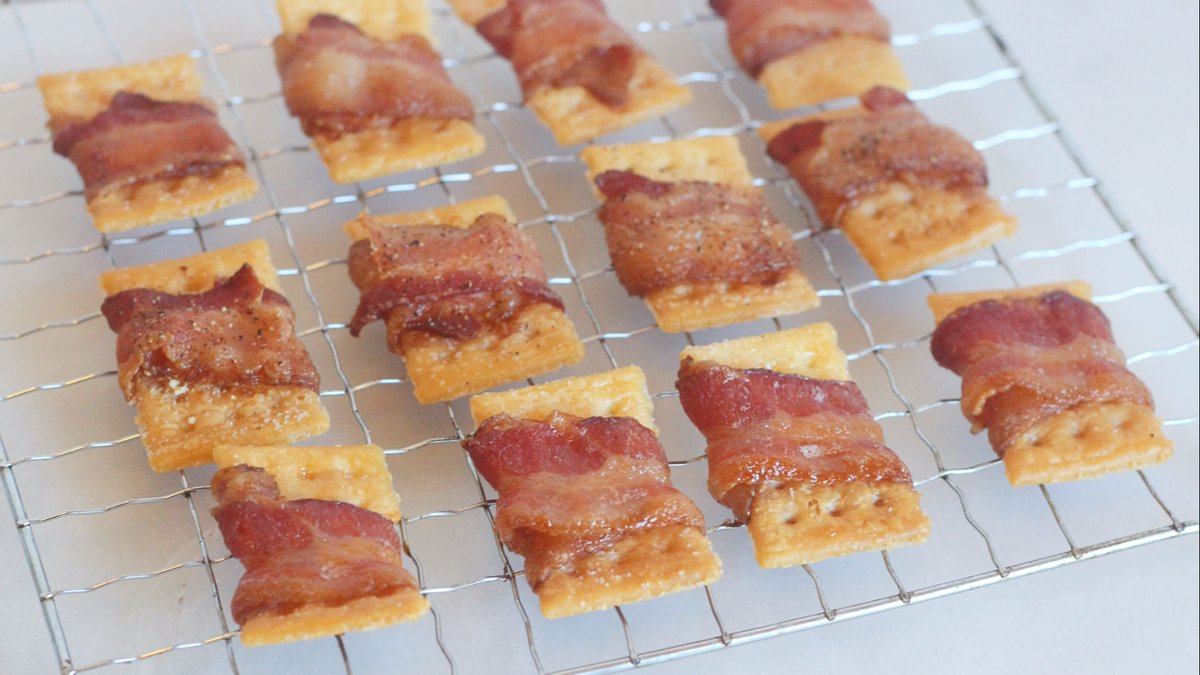 lifehacker's tweet photo. Bacon crackers are a two-ingredient masterpiece: https://t.co/jJZWOyBhqL https://t.co/7kVQDiBHgv