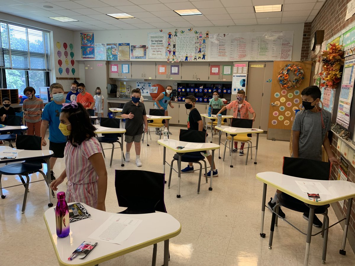 Pines4_4's tweet photo. We were soooo excited to welcome all of our new 4th graders to our classroom today!! @ClaudineDiMuzio @HPS_Eagles https://t.co/79gmVMVY5v