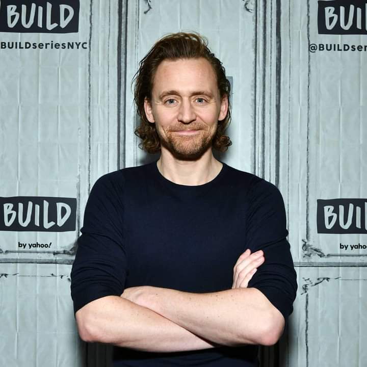 tomhiddlesrton's tweet photo. #TBT do #TomHiddleston na entrevista para falar da peça #Betrayal na Broadway, no #BuildStudio em 07/11/19, NY. https://t.co/tFRrqt7ZcB