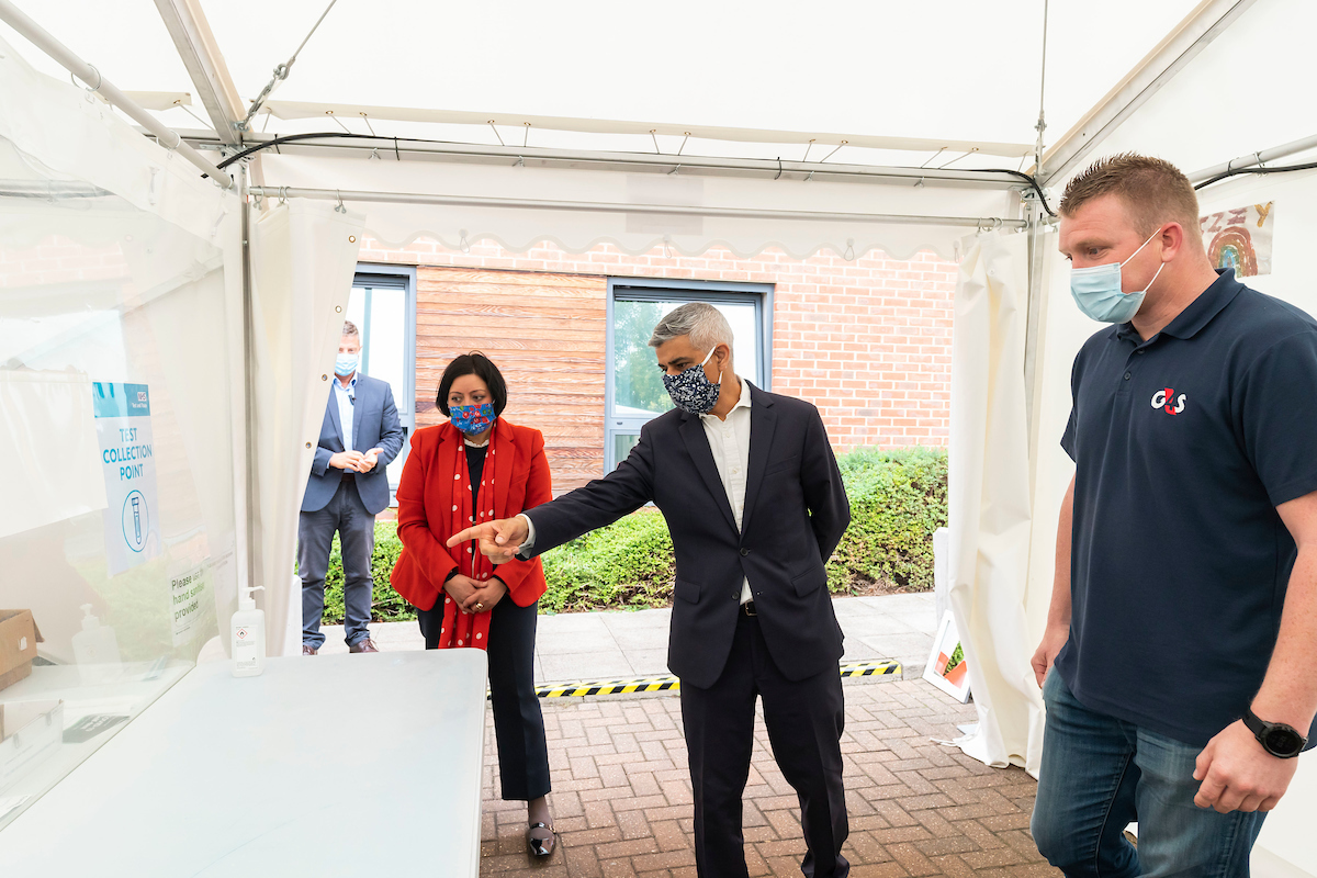 NewhamLondon's tweet photo. Mayor of Newham @rokhsanafiaz and @MayorofLondon @SadiqKhan declare #downloadthursday to encourage take up of Covid-19 @NHSTestTraceapp
Read: https://t.co/KNo94DAvdI https://t.co/3sW5F0MtMj