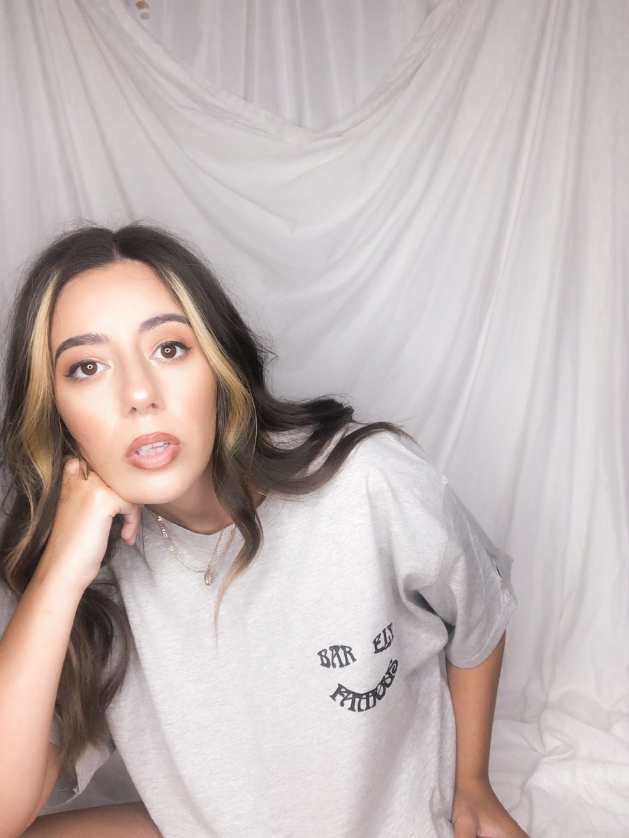 barelyxfamous's tweet photo. WE FINALLY HAVE NEW ITEMS LIVE ON THE SITE!!

https://t.co/U1JomE1drI 

Get ‘em while they’re HOT! https://t.co/lvQYlgb4pQ