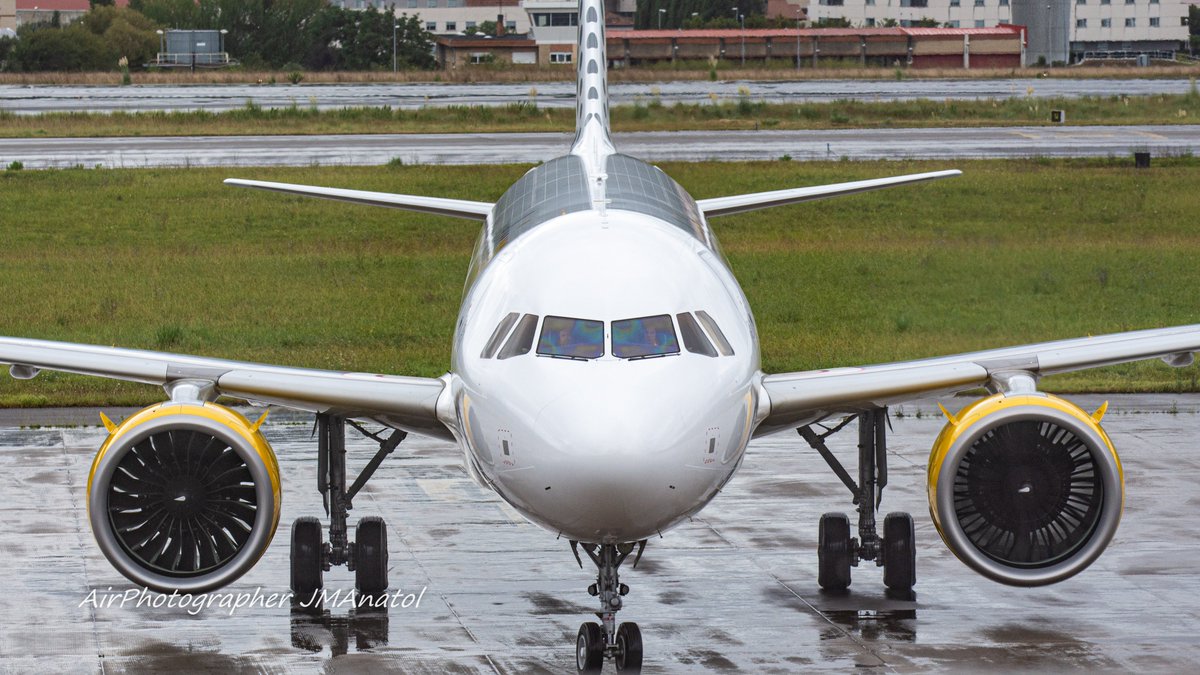 jmanatol's tweet photo. #BuenasnNeoNoches
Aparcamos con buena cara y a descansar
#FaceToFace #CaraACara con uno de los @Airbus #A320Neo de @vueling en @BilbaoAirport @BilbaoSpotters #LEBB #BIO
Detalle del las turbinas: #motor1 aún girando los #alabes y #motor2 parado
#Goodnight #spotters #avgeeks https://t.co/zIONccNtYE