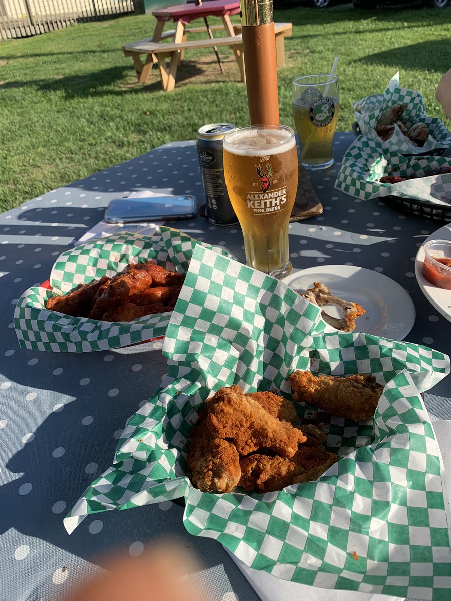 Bc_92's tweet photo. Officially on holidays and it’s half price wing night out in innerkip. https://t.co/MnDMvbvtlA
