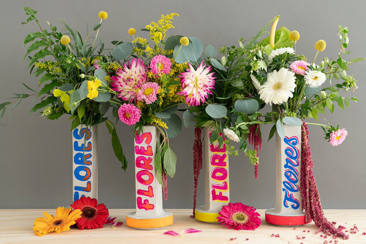 abierto_cdmx's tweet photo. "Flores Flores", de @jd_etienne, está inspirado en los objetos vernáculos de uso popular y las expresiones materiales y gráficas de las calles y florerías mexicanas. En este objeto converge la apropiación de procesos y materiales comunes con soluciones cotidianas.
#AMDPopular https://t.co/czIhHfW62Z