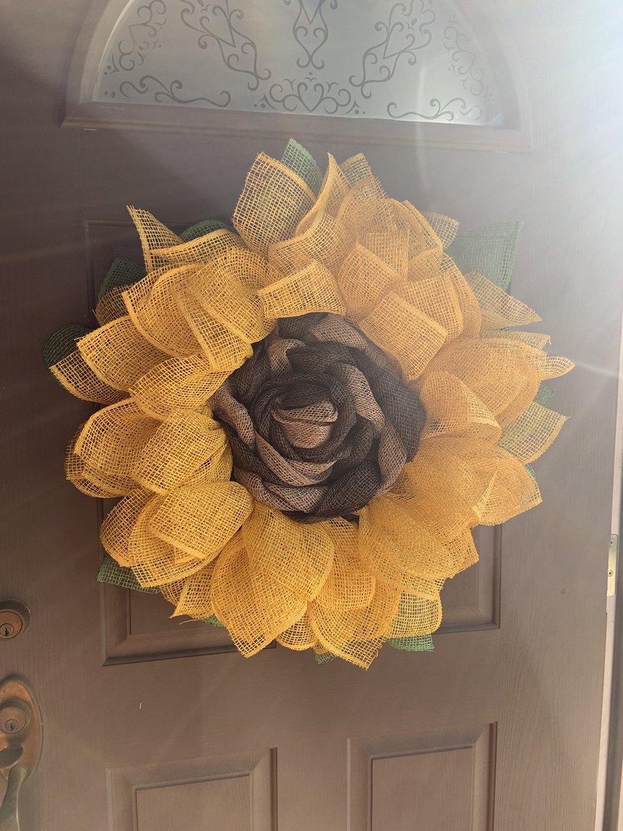 craftsltdesign's tweet photo. Sunflower wreath available for purchase in my Etsy shop! https://t.co/aTF2Guh0xa #etsy #subflowerwreath #walldecor #homedecor #wreath #decor https://t.co/iNiY25EocM