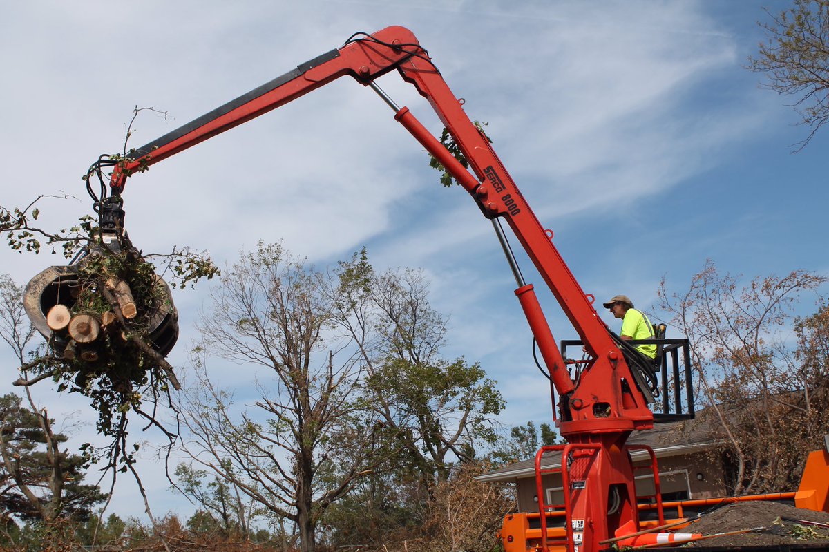 CityofCRiowa's tweet photo. To date, Cedar Rapids has picked up more than 100,000 TONS of tree debris. We will come to every street more than once. If we don't take everything the first time, we will return. We appreciate your patience! PROGRESS MAP &amp; FAQ: https://t.co/w0WbGqu1lZ https://t.co/B9rAlTLWHz