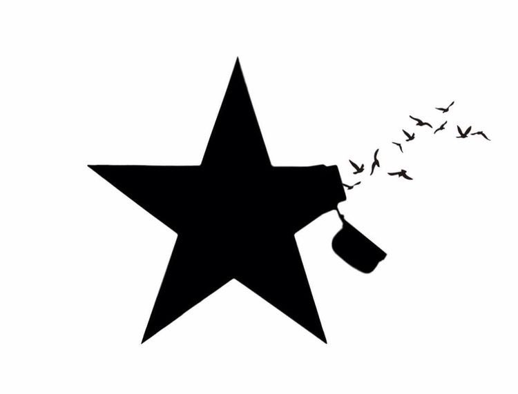 _Ugurum_'s tweet image. Gözlerim vücudunda duraksadığın da iki şey fark ettim. Sol göğsünün üzerinde içerinden kuşlar salan yıldız matarası gibi bir şeye benzeyen bir dövme vardı. Ve iki iki kolunda da tırnak izlerim.
"Yıldız mı bu?"

İşte mazlumun dövmesi. Tesadüfün güzelliği.🤍

#opia ✨