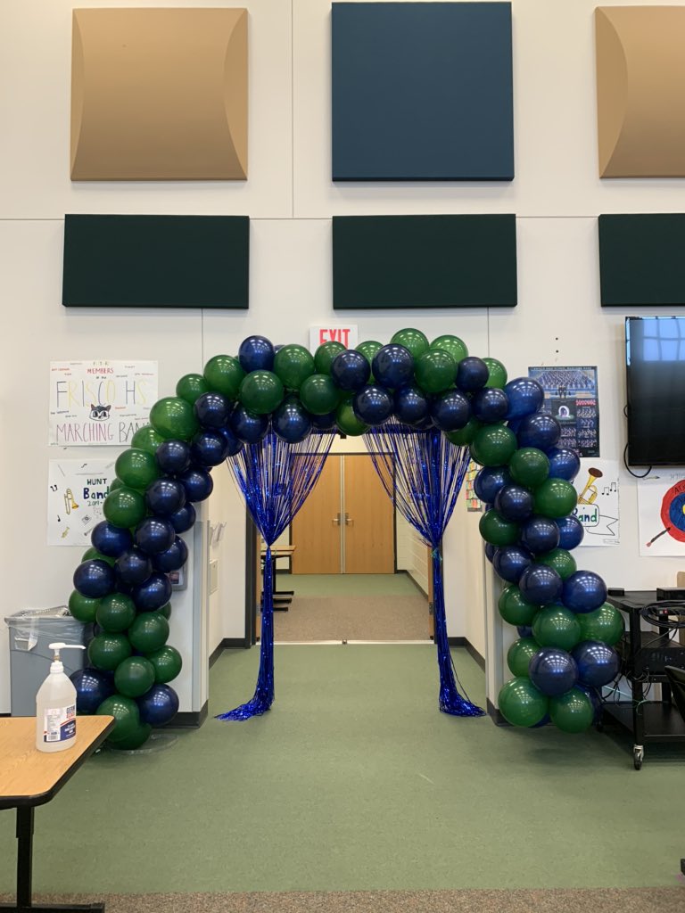 MsRoseBand's tweet photo. A balloon arch was the perfect way to celebrate the first day back! It was such an exciting day!!!! @HuntHuskyBand #hmsproud https://t.co/5y64Z53QUY