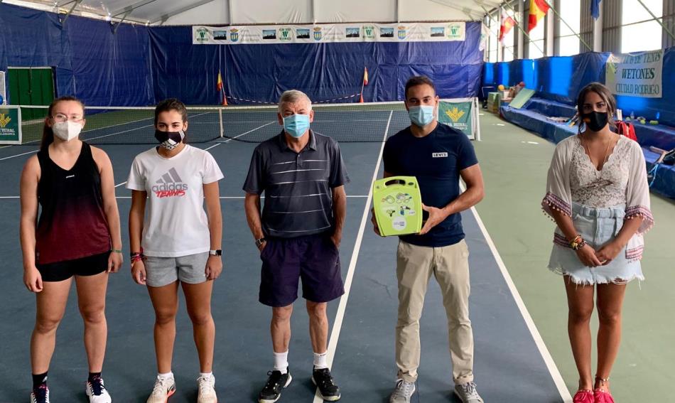 mirobrigaaldia's tweet photo. Entregado un desfibrilador semiautomático al Club de Tenis Wetones https://t.co/1GFbftzlCT https://t.co/5Fzc56z13H