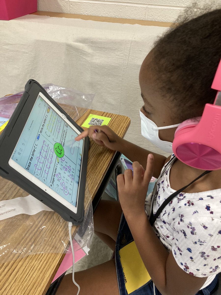 Danalavelle2's tweet photo. Seesaw is too cool!! We practiced a letter C activity today.#TaraO https://t.co/pefy1depS2