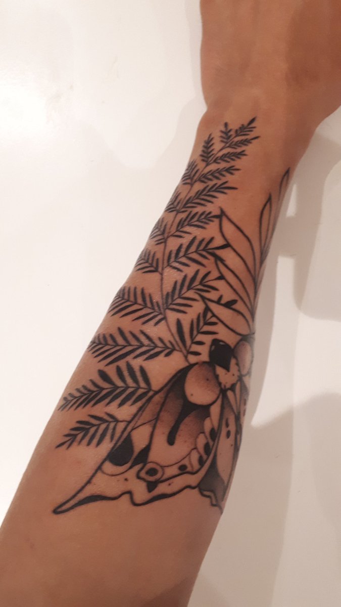 FBlacksmith's tweet photo. Alright here it is... 5hrs of enduring pain to finally get this gorgeous Ellies's tattoo! I'm in love with it and I can't say how happy I am to have Ellie as a guardian angel through my dark times🖤

On Instagram go follow alex_coder_tattooer the tattoo artist behind this version https://t.co/s9rEbmr8LH