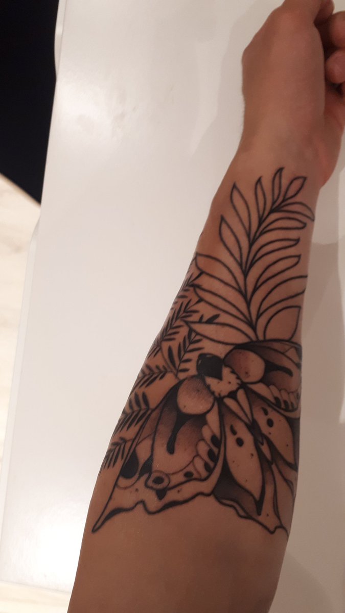 FBlacksmith's tweet photo. Alright here it is... 5hrs of enduring pain to finally get this gorgeous Ellies's tattoo! I'm in love with it and I can't say how happy I am to have Ellie as a guardian angel through my dark times🖤

On Instagram go follow alex_coder_tattooer the tattoo artist behind this version https://t.co/s9rEbmr8LH