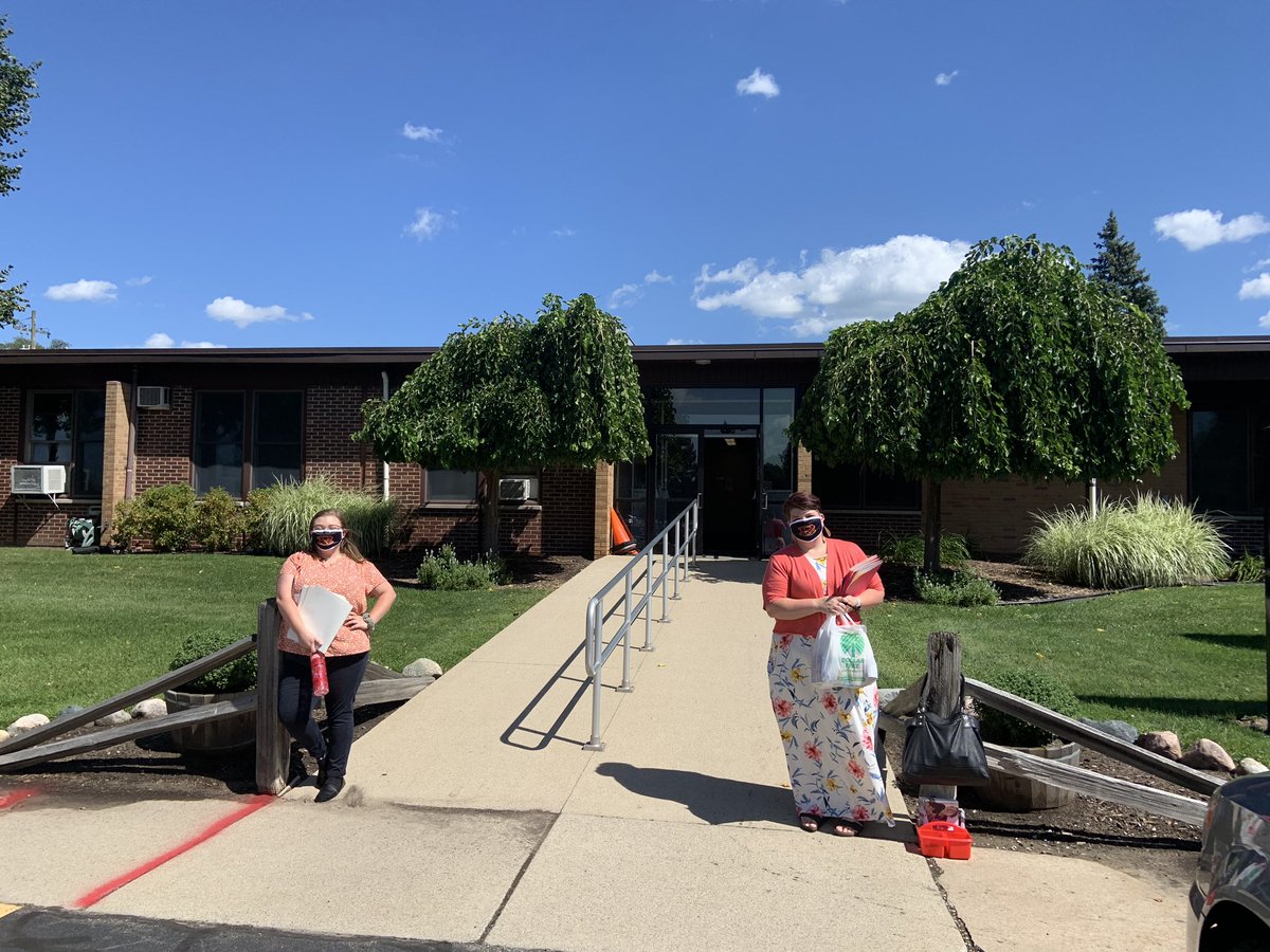 MrsVioletHoying's tweet photo. Waiting to meet some of our little pirates! Meet and greet drive through....Team DK 2020 Miss Ruehle and Mrs. Hoying https://t.co/2Xp3MD4toG