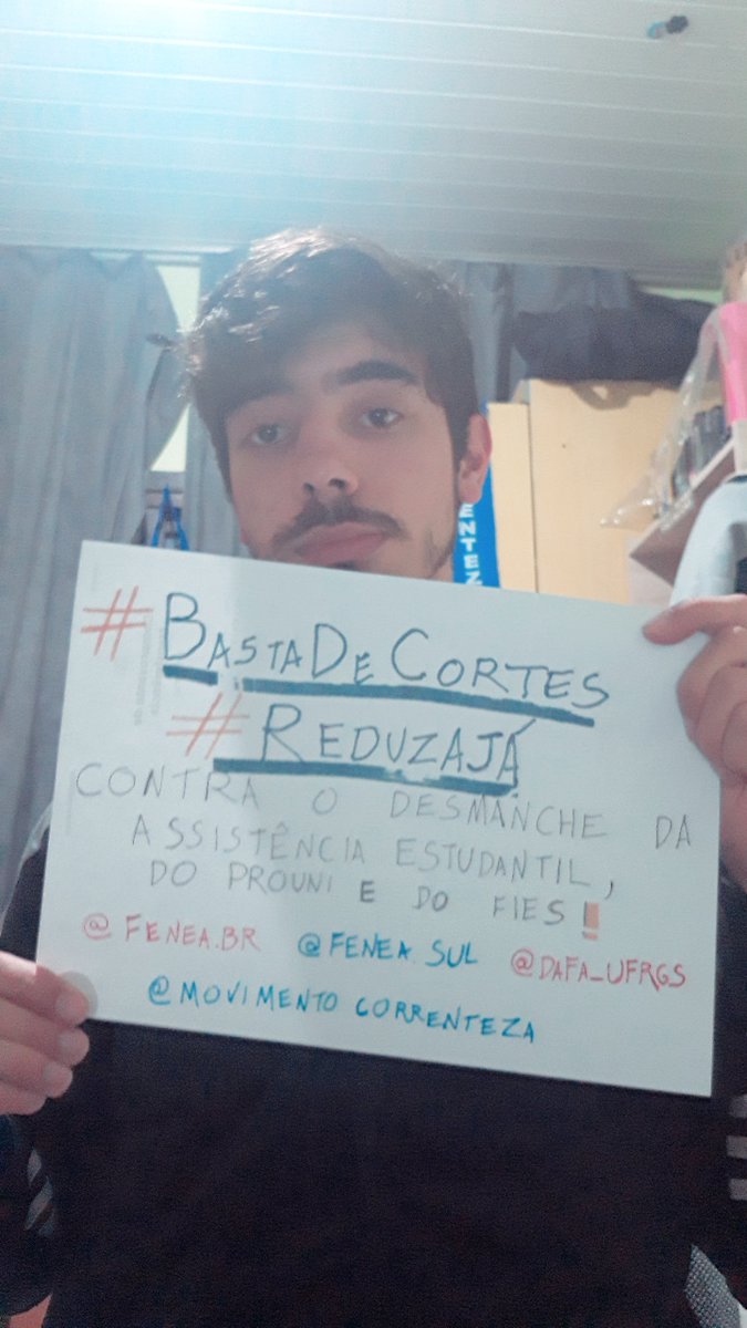 _b_Xavier's tweet photo. O ministério da economia vai liberar para o MEC em 2021 6,8% menos do que o previsto para 2020. Isso são R$ 2,3 BILHÕES de reais. 
#BastaDeCortes #ReduzaJa #ForaBolsonaro https://t.co/J6Hh7FB6Pu