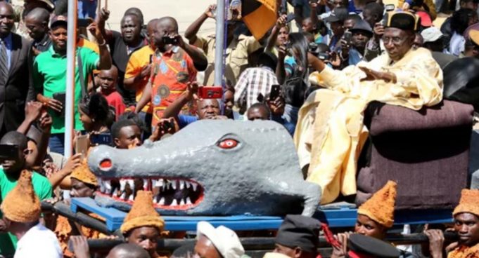 t18/ During the ceremony, The Chitimukulu is carried on a throne made of paper mache crocodile.