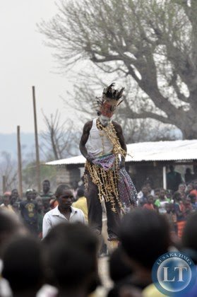 t21/ The local village entertainer, Chamokoka, at the Mukulapembe ceremony.