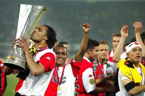 ChrisCuthbert19's tweet photo. Pierre Van Hooijdonk leads the celebrations as Feyenoord win the 2002 UEFA Cup. https://t.co/ZB1HjtGP4Z