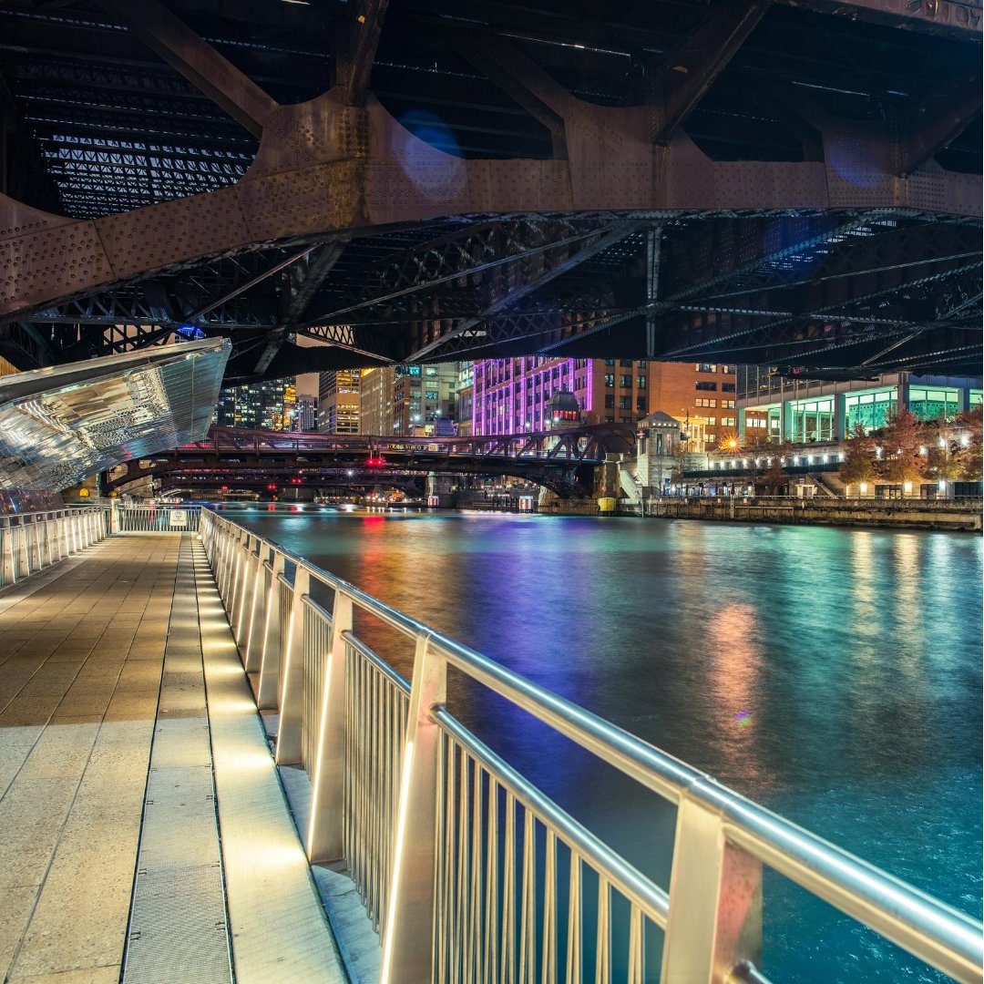 TidesChicago's tweet photo. The iconic Chicago River Walk is only steps from the Tides doorsteps. With Summer winding down, make sure to get outside and support all of the new and old Chicago restaurants and shops! #TidesVibes #TidesChicago #RentTides #ChicagoRiverWalk #RentChicago #LakeshoreEast https://t.co/yW41gFjSqo