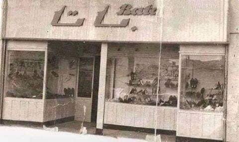 Finishing this thread by this nostalgic photo of Bata-the Swiss shoe company. It’s branch in  #Cairo’s Heliopolis was part of my early childhood