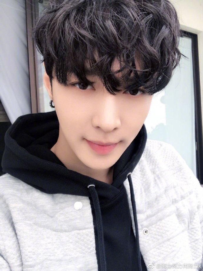 a thread of curly/fluffy hair yixing for my fellow enthusiasts ♡