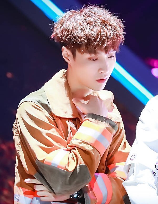 a thread of curly/fluffy hair yixing for my fellow enthusiasts ♡