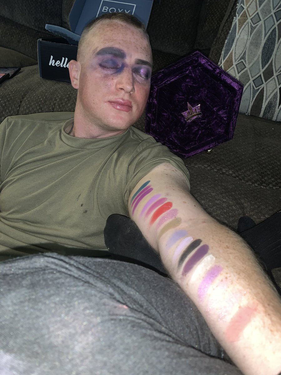 Steph309's tweet photo. We love a king who will let his wife and daughter practice and do swatches ❤️ @JeffreeStar #jeffreestar #MakeupAddict #bloodlust https://t.co/pooD61vT9d