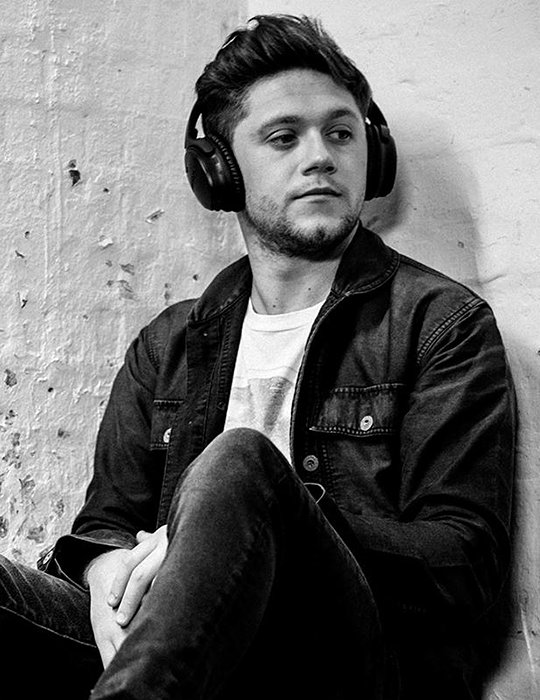 Niall casually being a model while wearing headphones...handsome man