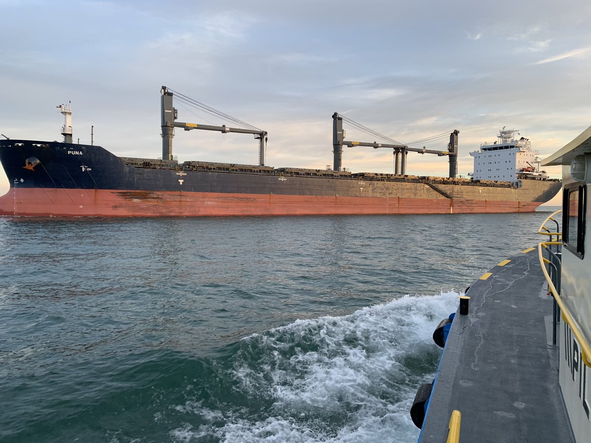 CaptainJ_A_C's tweet photo. Saw an ‘ol friend on the #CSLNiagara on my way out to the #ShipDuJour, the #Puna. It was a tight squeeze into Lock 1, between the #Alanis & the @CSLships #WhitefishBay. #PilotLife #FoodOnShips #BlastFromThePast https://t.co/vjJfaskpDb