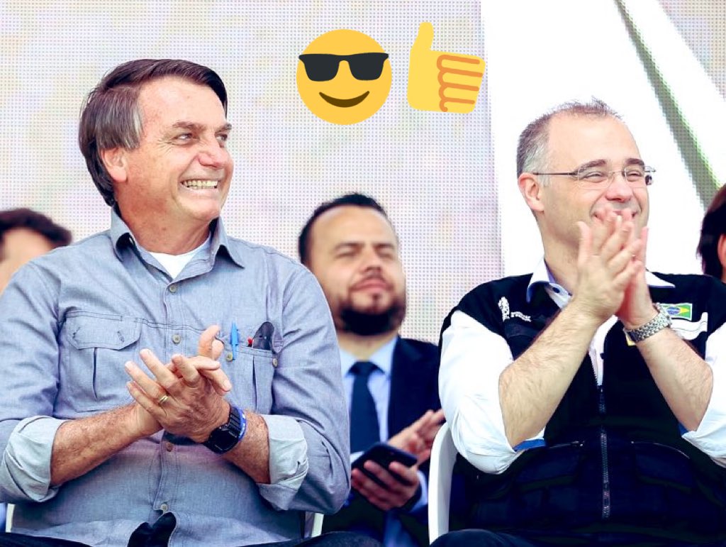 DileniFeliz's tweet photo. @BolsonaroSP @jairbolsonaro @AmendoncaMJSP O PR🇧🇷 @jairbolsonaro está feliz c/ o @AmendoncaMJSP que parece ser MUITO GENTE BOA, além de COMPETENTE; os números falam por si.
"O sr é quem manda PR 🇧🇷!" Respondeu o Ministro ao ser perguntado pelo MITO qdo sairia do GOVERNO.
O PR🇧🇷 ABRIU UM SORRISO. 
Isto me basta!! #GoAndre https://t.co/BuNcv70hDS