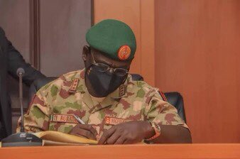 gombe_review's tweet photo. Gombe Governor receives Chief of Army Staff

... promises continuous support to nation's ground forces

@GovernorInuwa has praised the @HQNigerianArmy for its relentless war on terror as well as other forms of criminality bedevilling the nation. https://t.co/r1rVZ6ibMs