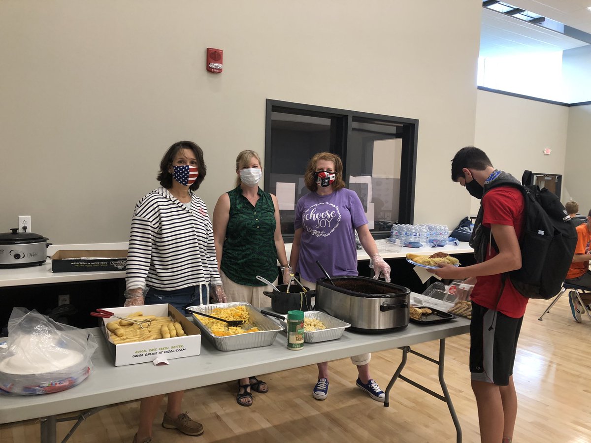 LHSCougarXC's tweet photo. Thank you to the Hudson, Kearns, and Walgate families for providing our delicious pasta dinner this evening. We loved having a pasta dinner again, socially distanced of course. #XCROCKS https://t.co/ukkSHG1GX3