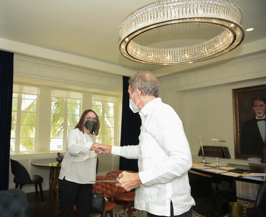 MIREXRD's tweet photo. El Canciller @RobalsdqAlvarez recibió en su despacho a los miembros de la directiva de la Asociación Dominicana de Exportadores @ADOEXPO, encabezados por su presidenta Elizabeth Mena, con quienes conversó sobre oportunidades para promover las exportaciones. #EstamosCambiando 🇩🇴 https://t.co/bAWbiiMVeU