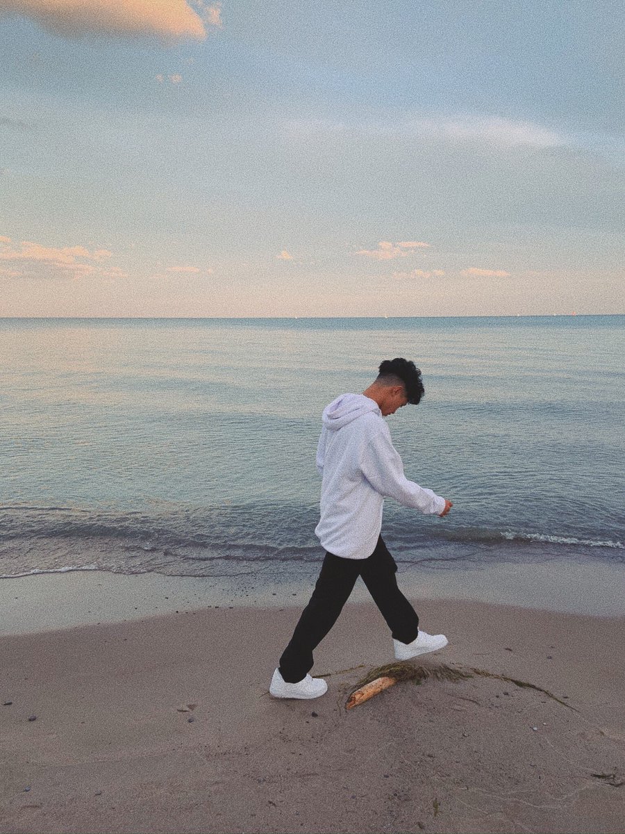 laettnerr's tweet photo. prettyboy @ the beach https://t.co/EEhdCmTQu6