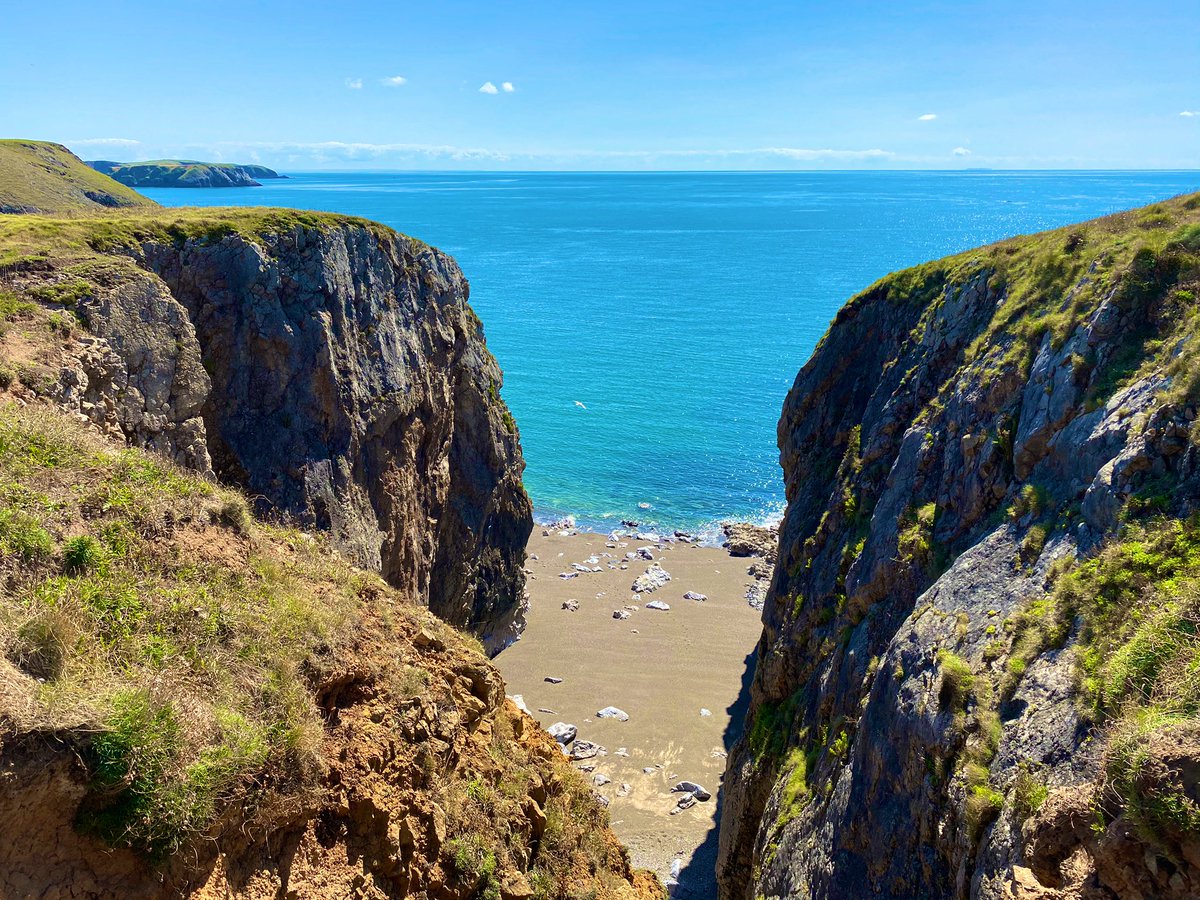 Penally, Pembrokeshire, is a little jewel. Curiously, here there is the only survival example in UK of practice trenches, created urgently in 1914 to train British soldiers in trench warfare before sending them to France.    #staycation  #viaggioinuk  #uktour  #britishtour