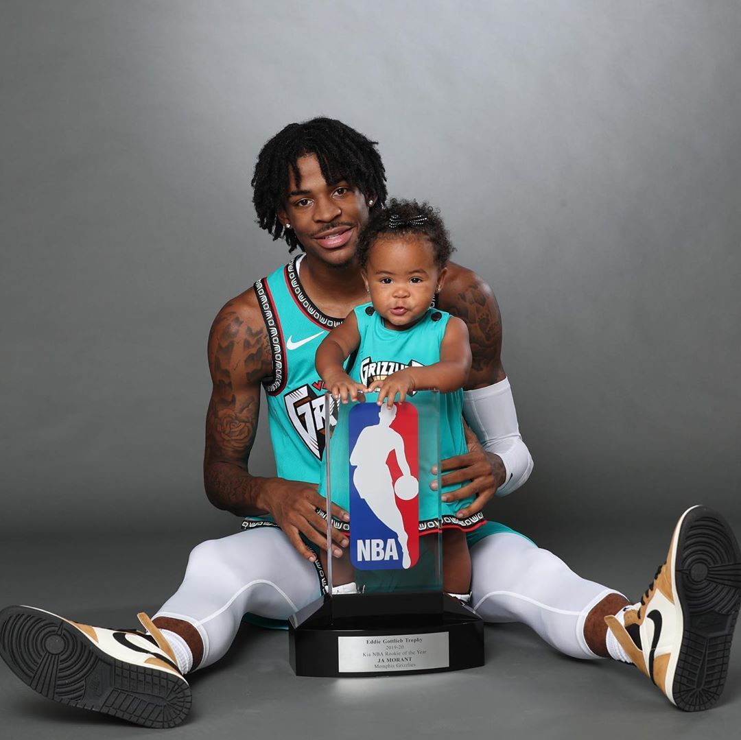 BleacherReport's tweet image. Ja celebrating his ROY award with his daughter ♥️