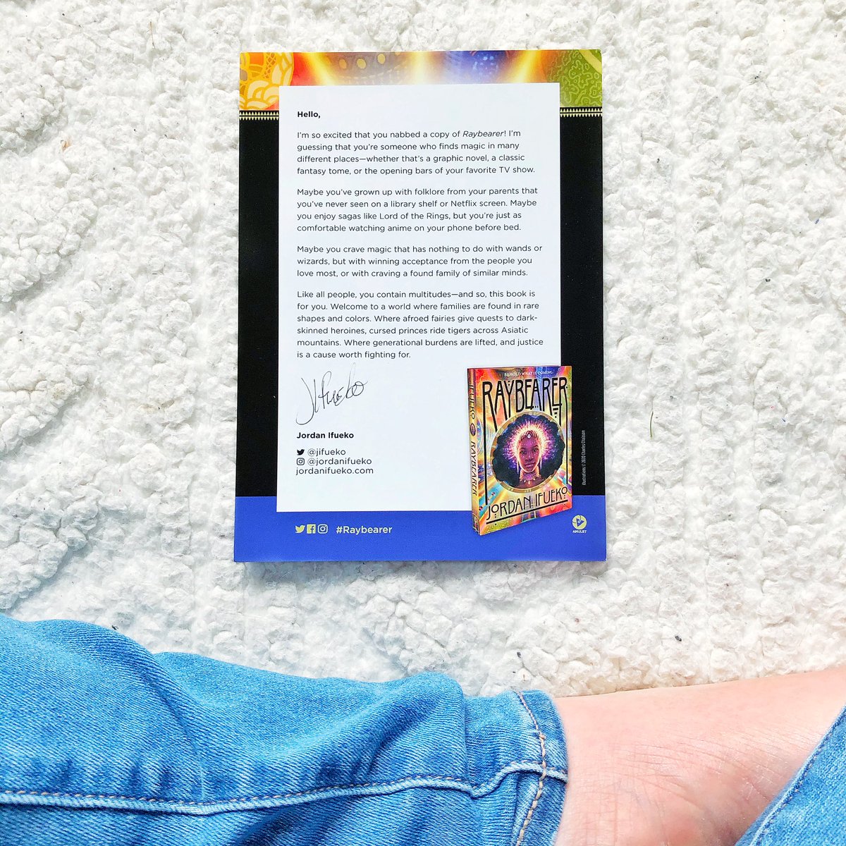 readalongwithj's tweet photo. Hey, Friends! Coming at you today with the August @chaptersindigo #IndigoBookBox that I picked up last week that features #Raybearer by @jifueko 🙌❤️ It came with:
- a #signedcopy of the book
- a letter from the #author
- a stunning #enamelpin that says “Behold what is coming” https://t.co/XwAiAg6qwB