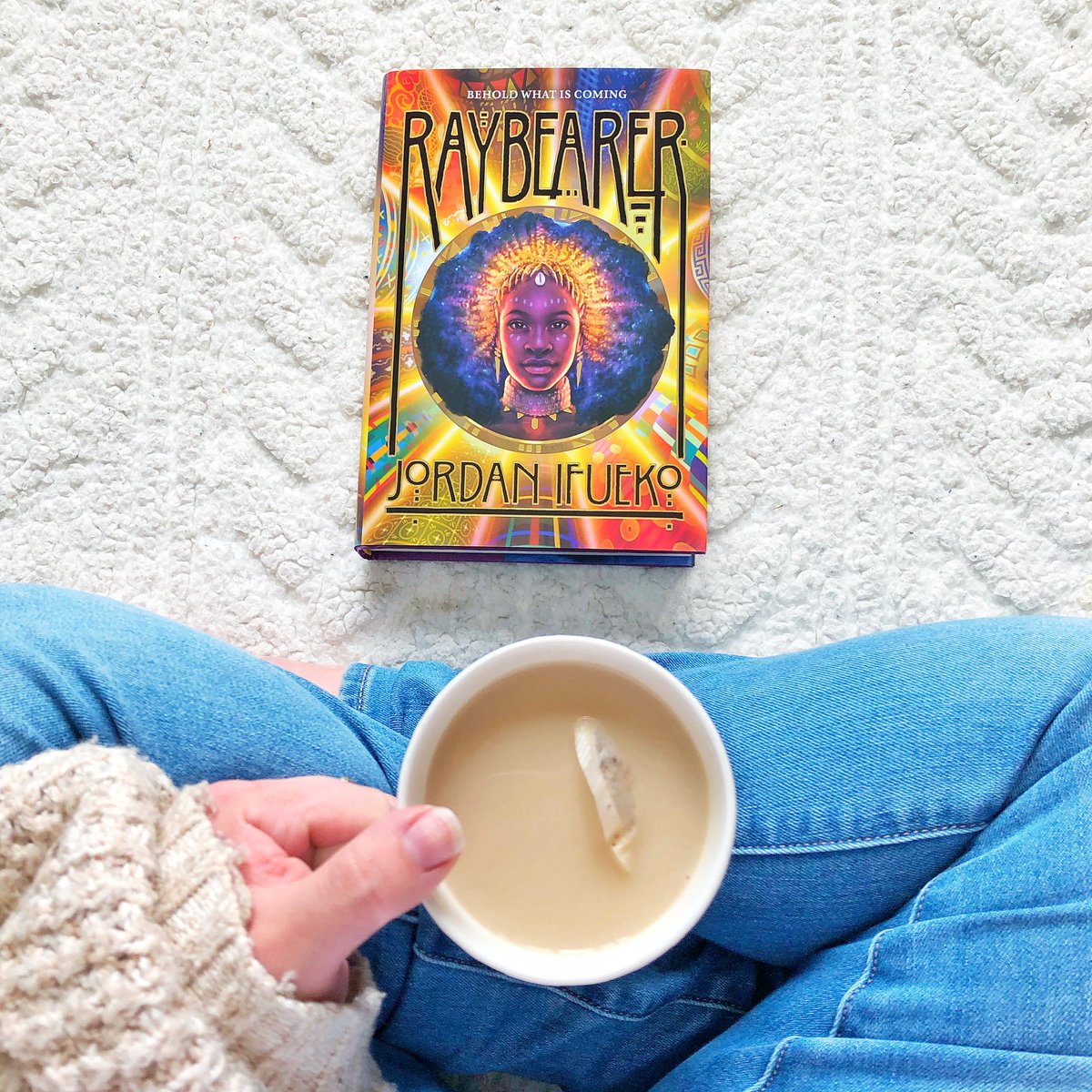 readalongwithj's tweet photo. Hey, Friends! Coming at you today with the August @chaptersindigo #IndigoBookBox that I picked up last week that features #Raybearer by @jifueko 🙌❤️ It came with:
- a #signedcopy of the book
- a letter from the #author
- a stunning #enamelpin that says “Behold what is coming” https://t.co/XwAiAg6qwB