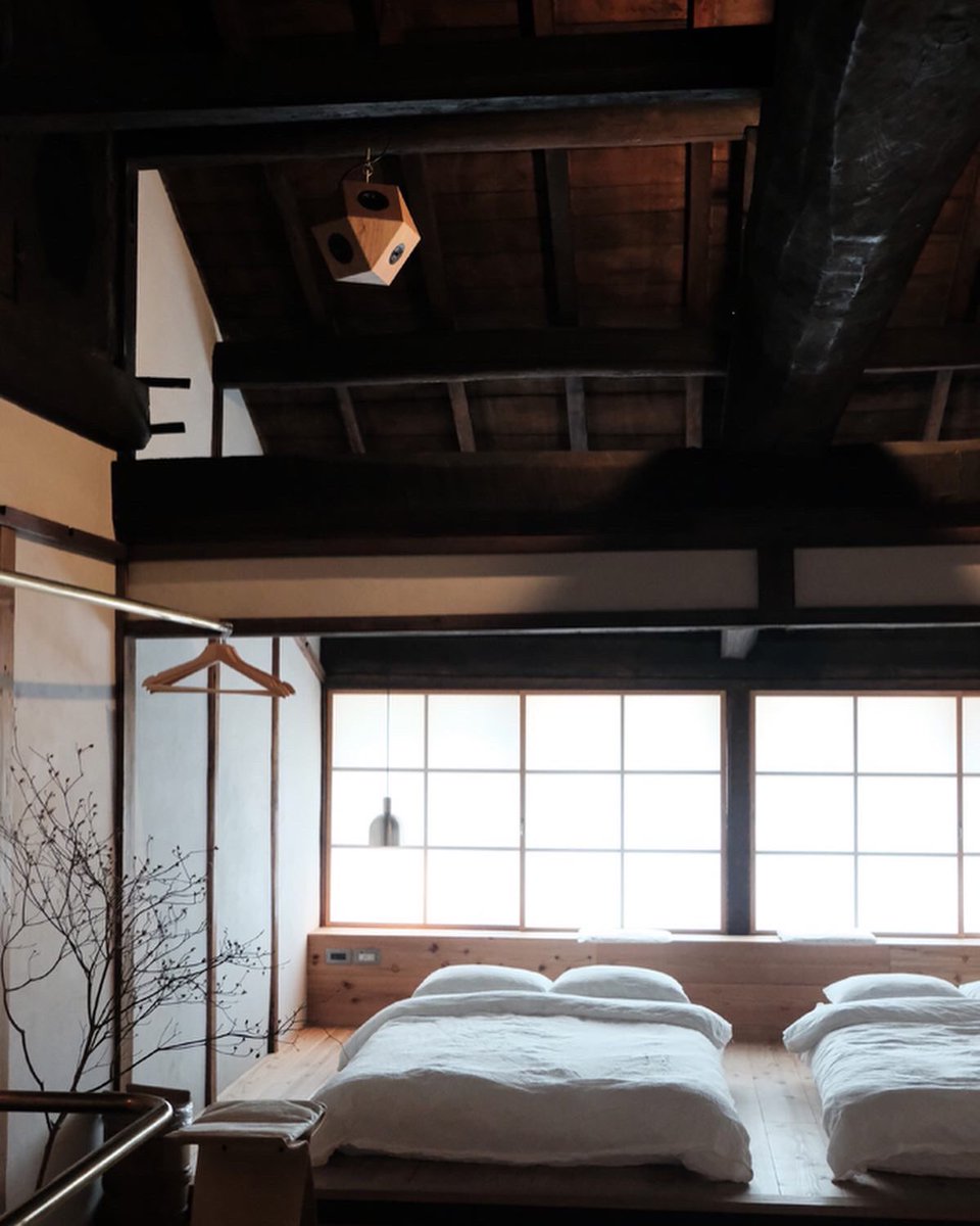 Sonihouse お部屋で自由に流すことのできるbgmもsonihouseが担当いたしました 朝の音楽と夜の音楽 実際にこの 部屋で光のうつろいやの虫の声などを感じながら選曲いたしました 宿泊のお客様には 旅の想い出としてプレイリストを持ち帰ることができる