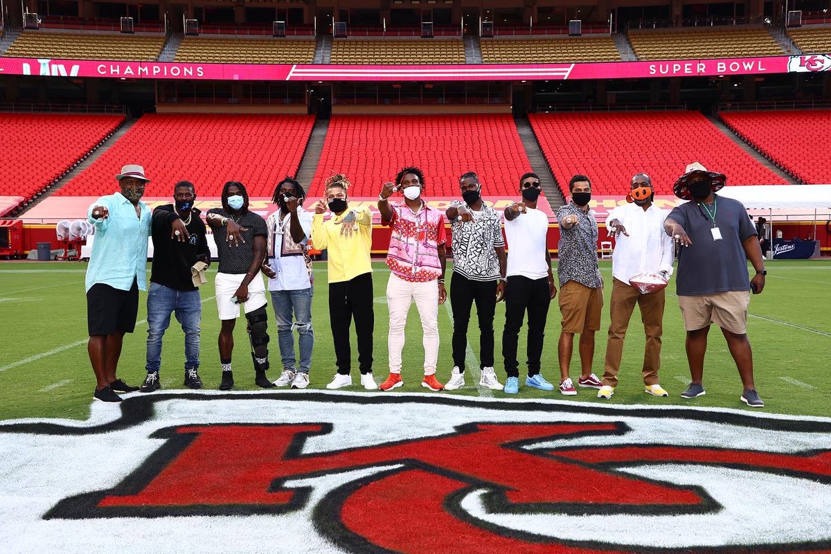 MDChiefs's tweet photo. This week the Hunt family distributed nearly 700 championship rings to players, coaches, staff, Ambassadors, Cheerleaders, Red Coaters, and other members of the extended Chiefs family who were part of our successful 2019 season. We start again one week from tonight. #RunItBack https://t.co/jq024DgHBX
