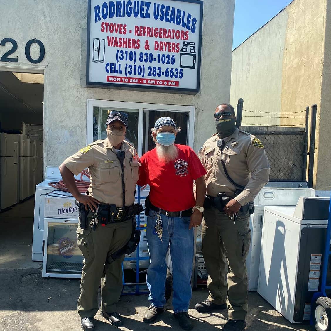 CarsonLASD's tweet photo. #LASD #Carson Station deputies partnered w/a local business to help an elderly resident in need of a refrigerator. This year has provided challenging times. We could not be more proud of the way our community has partnered with us to meet these challenges together.
#carsoncares https://t.co/NQ4CKZ0L2g