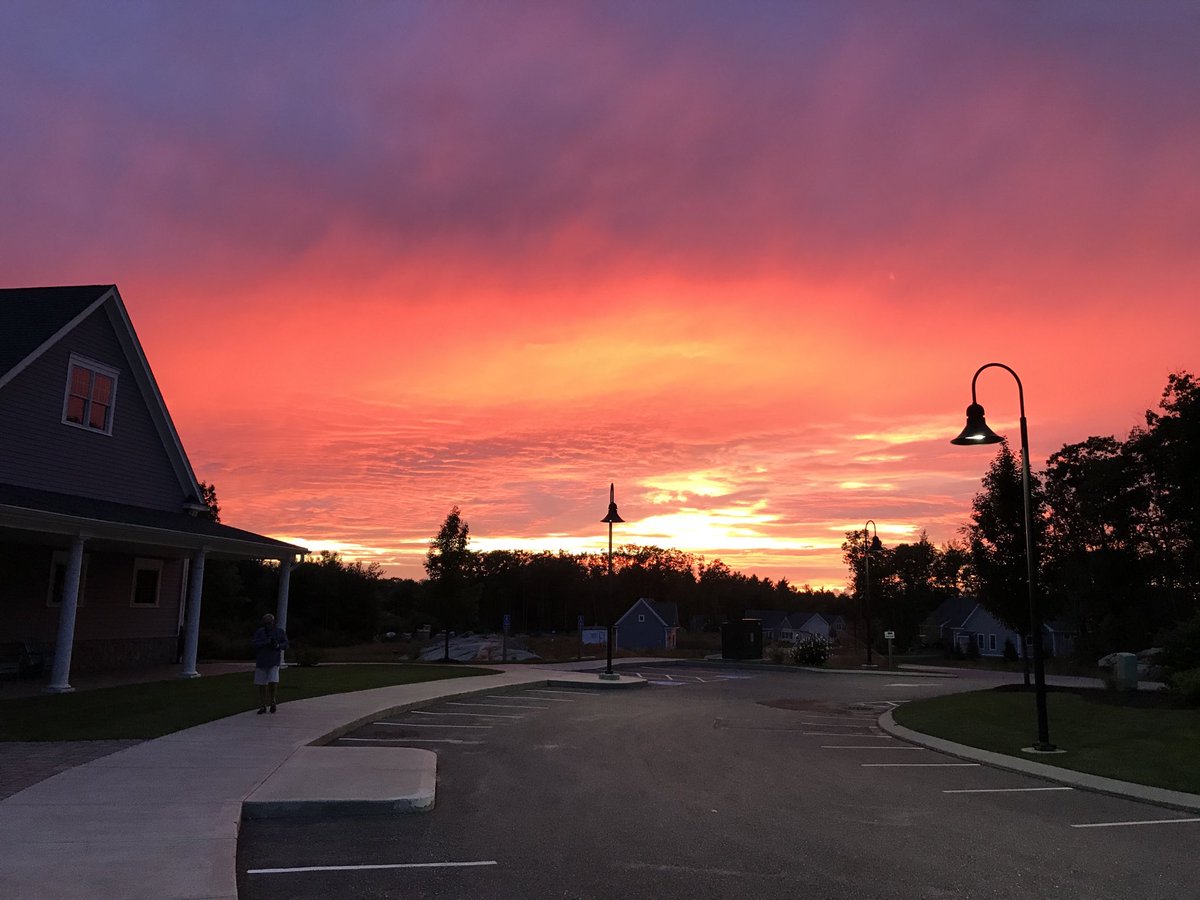2001Kiernan's tweet photo. ⁦@TimNBCBoston⁩ sunset from Arundel Maine taken by Nora (age 12). https://t.co/rMRStpUhBJ
