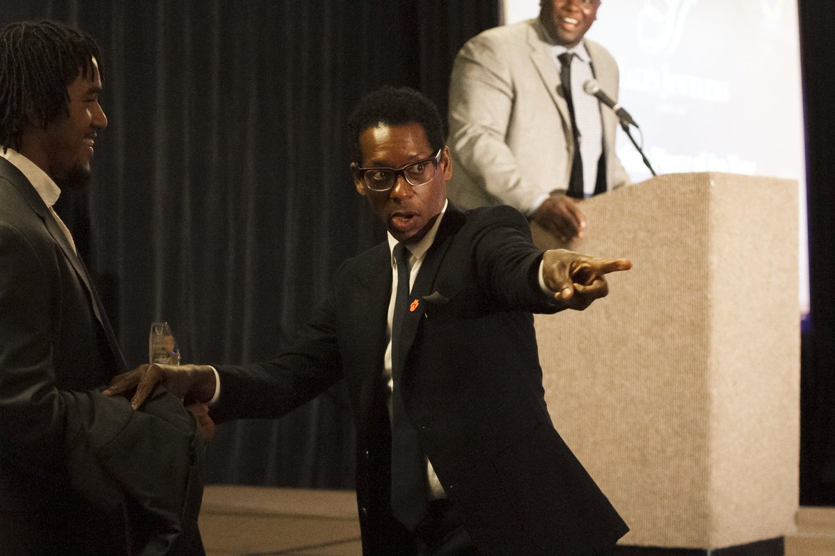 SCFootballHOF's tweet image. #ThrowbackThursday 
At #SCFHOF15 longtime actor/comedian &amp;amp; Mauldin HS alum @TheOrlandoJones told #CPOY14 @VicBeasley3 that he forgot his jacket on stage. #scfhof #stories 
scfootballhof.org/inductees/play…