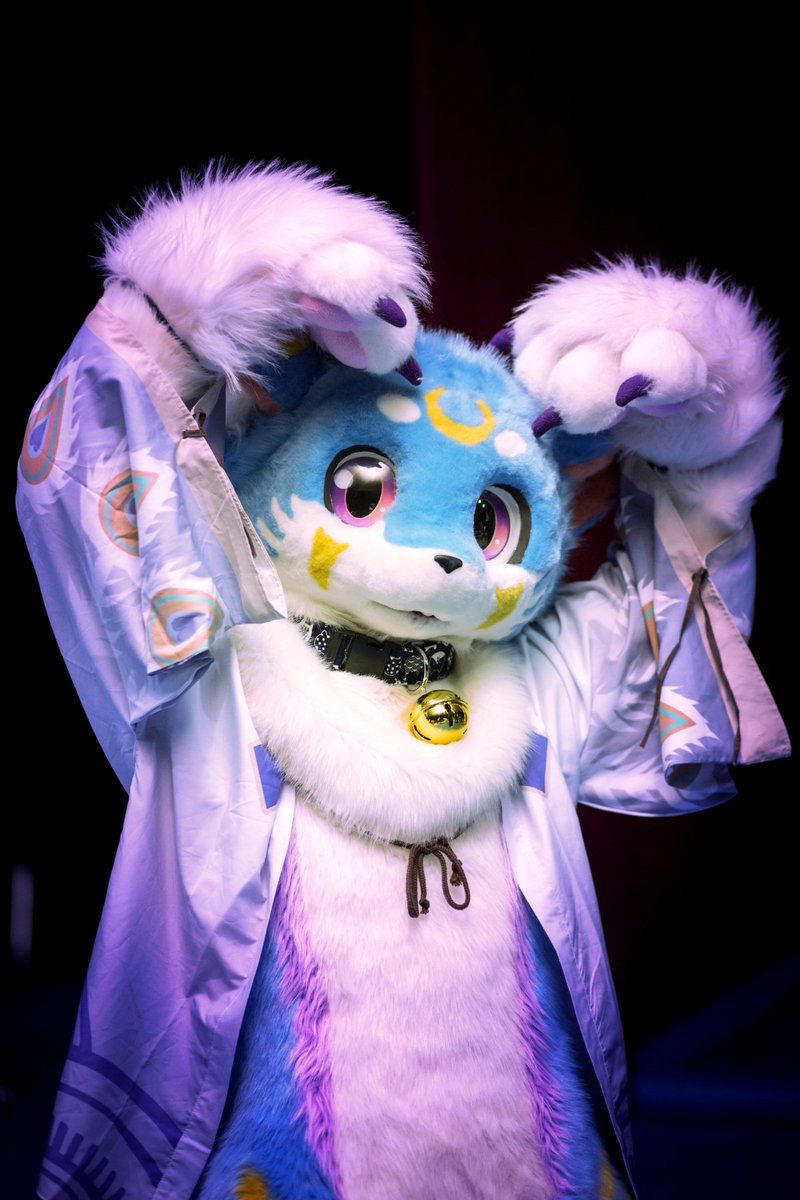 刚被本体放出来的镜月喵pa Twitter 开学的第一个fursuitfriday 大家不论是学习还是工作都要加油哦 猫猫也会加油卖萌的 比心心 摄影 夜梟