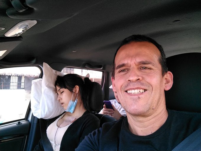 Mi pap&aacute; les manda a decir que estoy bien 😊 Jajajaja Pinche, se toma una selfie y yo toda dormidota xD