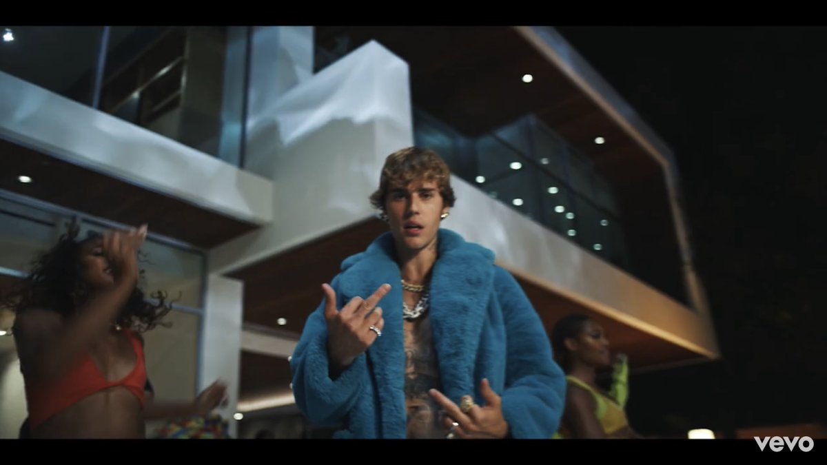 beliebinteam's tweet photo. the chains???? HIS HAIR????? SKIN????? OUTFIT???? HES SO FUCKING HOT https://t.co/7gSZsrV9V8