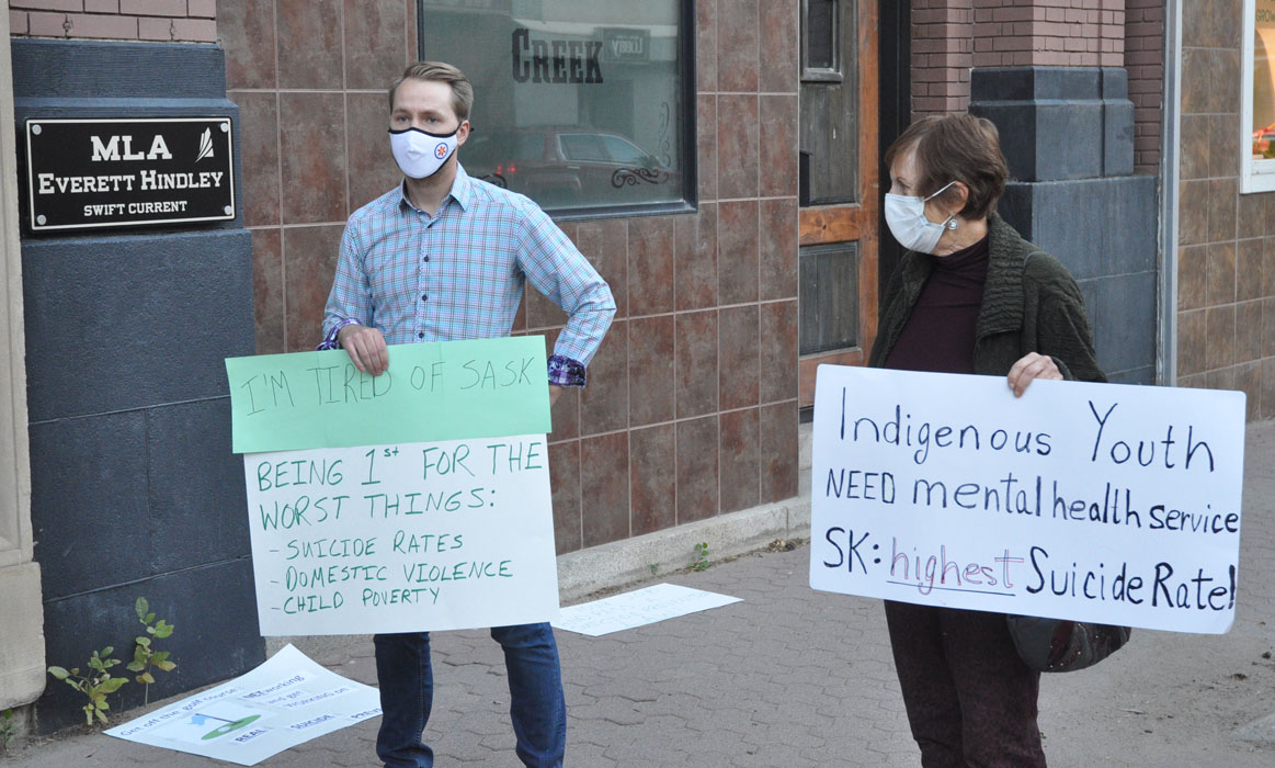 Tonight a rally was held at the office of #SwiftCurrent MLA <a href="/everetthindley/">Everett Hindley</a> in support of Tristen Durocher, who is on a 44-day fast in Regina to call on the provincial government to take more meaningful action to address Saskatchewan's high suicide rate. #skpoli <a href="/walkingwithour1/">walkingwithourangels2020</a>