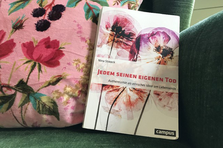 pallnetz's tweet photo. Sich selbst bleiben, authentisch sein selbst beim #Sterben – alles gut und schön, aber was heisst das? Autorin Nina Streeck postuliert in ihrem neuen Buch, #Ambivalenz zuzulassen. «Sei authentisch!» könne sonst zum #Zwang werden. Unsere Rezension.
https://t.co/wqjizeO1Ws https://t.co/hM5OenLn37